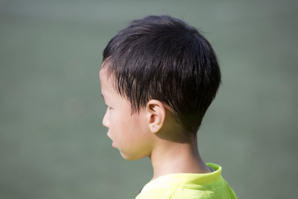 运动后汗毛的亚洲男孩图片下载