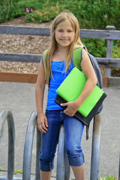 坐在自行车架上的女学生图片下载