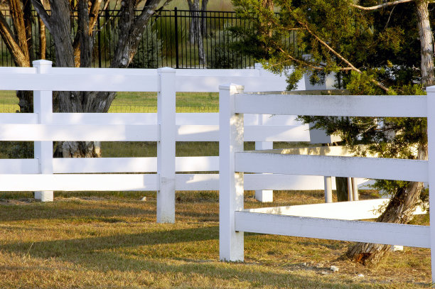 晨光中的栅栏图片下载