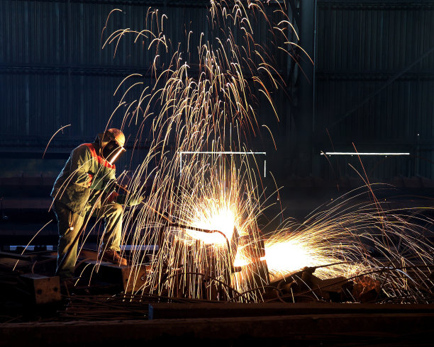 钢铁厂的工人图片下载