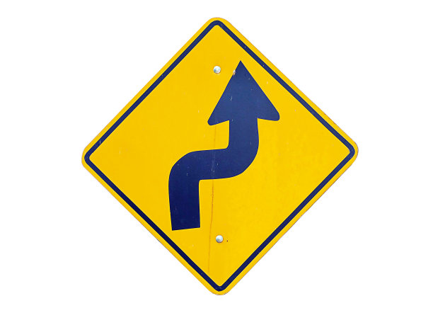 白色背景上的黄色警告标志道路图片下载