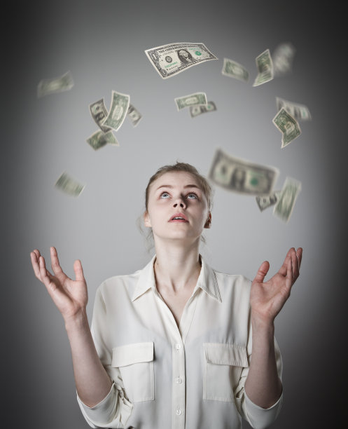 苗条的女人和美元。举起双手的女孩。图片下载