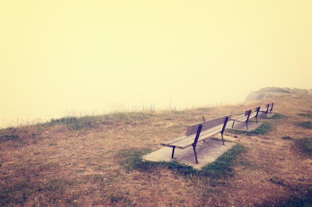 多雾的悬崖上的长椅图片下载