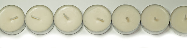 很多白色的蜡烛图片下载