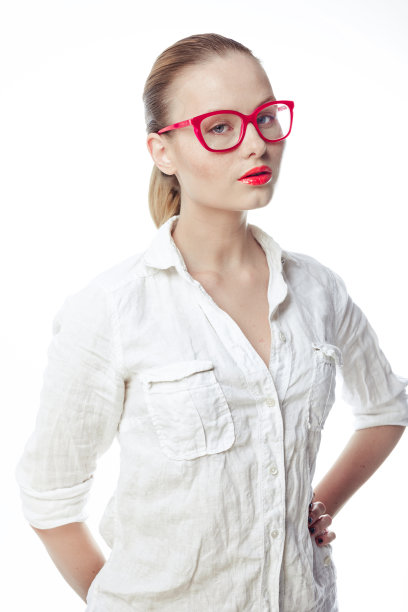 戴着眼镜，穿着亮白衬衫的女商人图片下载