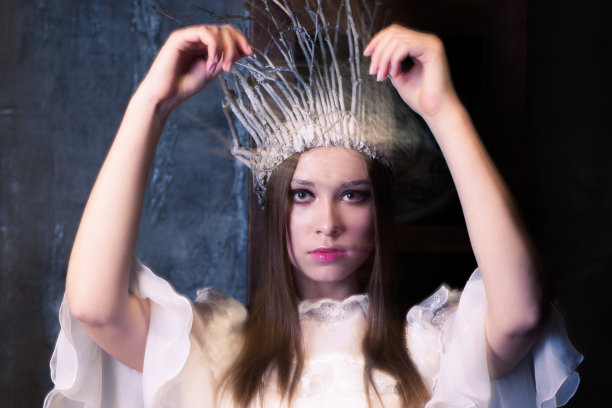 圣诞化妆舞会。白女巫还是白雪皇后图片下载