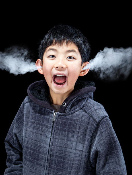 情绪化的男孩，耳朵里有蒸汽图片下载