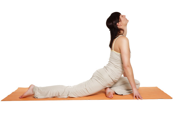 年轻美丽的女人摆姿势在瑜伽馆的背景图片下载