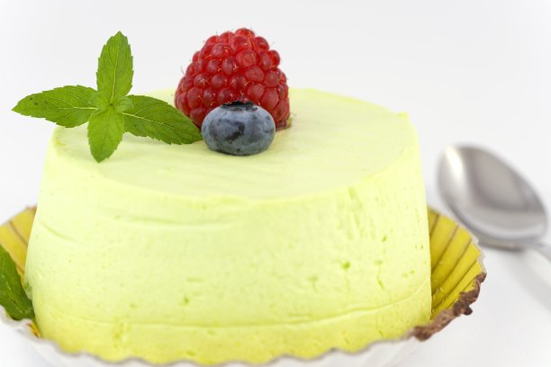 开心果蛋糕配红色水果图片下载