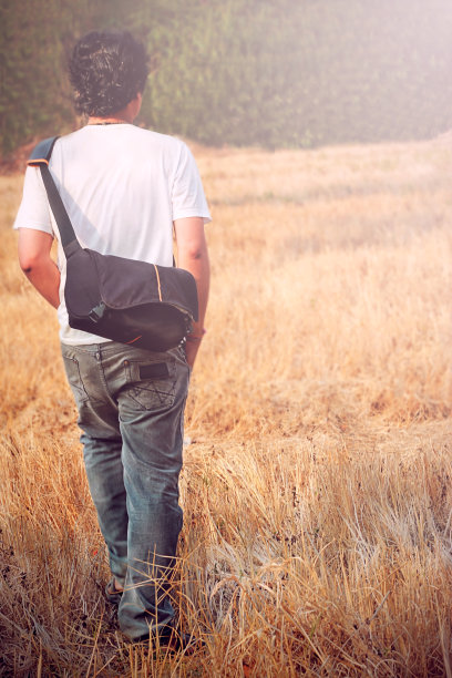 独自行走的年轻人图片下载