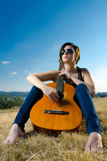 弹奏吉他的女性吉他手图片下载