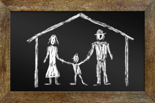 幸福家庭的概念。用粉笔在黑板上画画图片下载