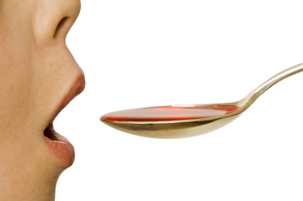 孩子吃一勺药图片下载