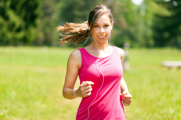 在公园里跑步的女人图片下载
