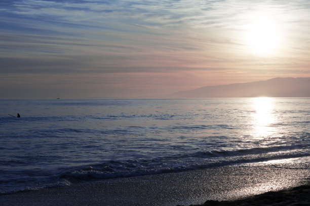 日落时的太平洋。图片下载