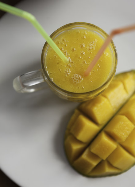 芒果冰沙配切好的芒果图片下载