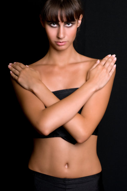 漂亮的黑发女人，双手交叉图片下载