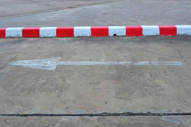 道路上有红色和白色的警告标志图片下载