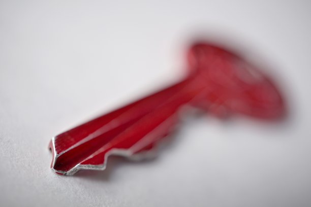 宏观细节的尖锐尖端的孤立红色金属键图片下载