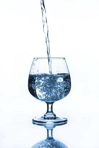 加水的酒杯图片下载