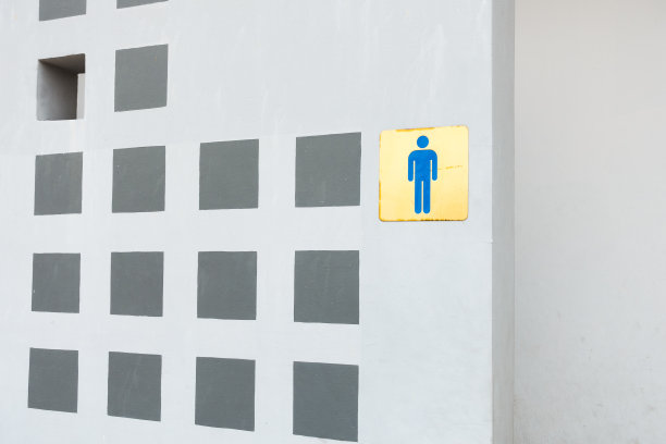 男人们在厕所门口签名。图片下载