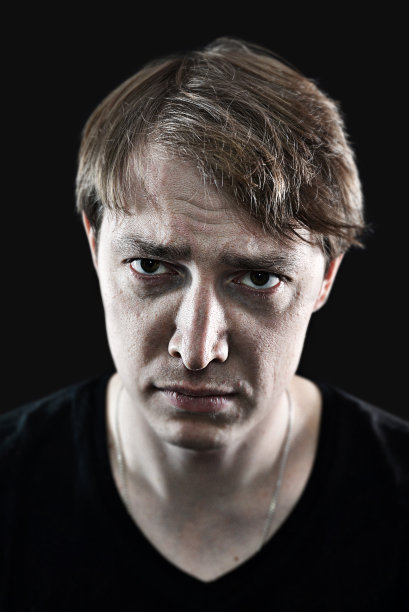 悲伤的人画像图片下载