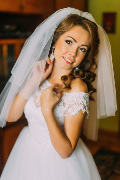 新娘的肖像在婚礼装饰。年轻美女秀图片下载