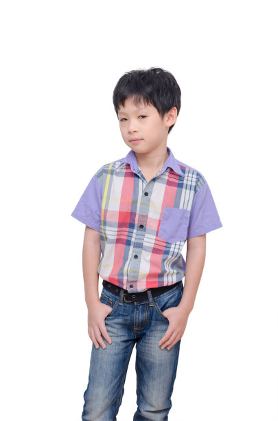 年轻的男孩被孤立在白色图片下载