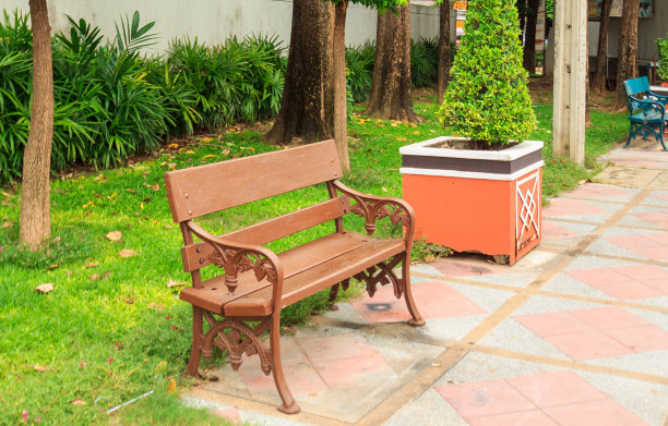 棕色的椅子上图片下载