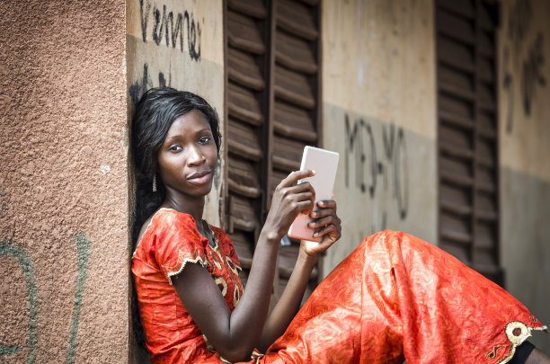美丽的非洲黑人女孩学习与平板电脑技术图片下载