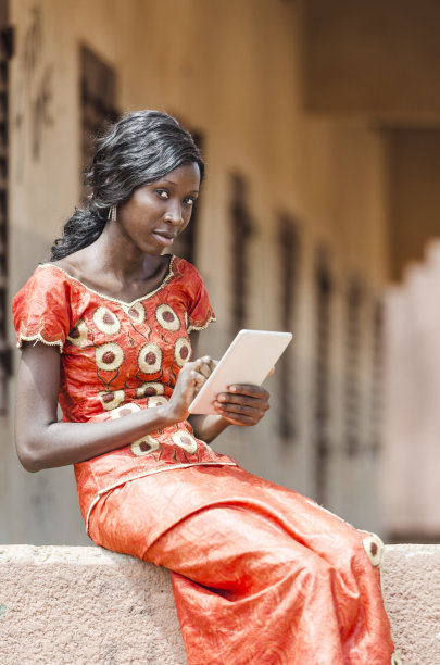技术为非洲符号:现代生活非洲民族妇女平板电脑图片下载