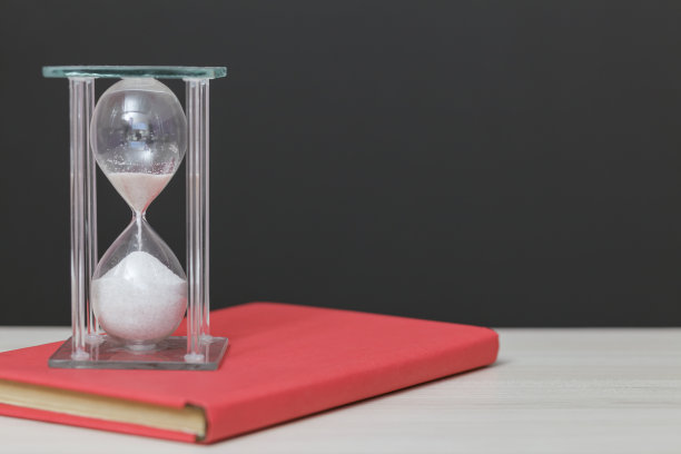 教科书和沙漏图片下载