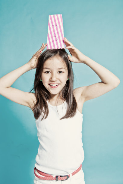 拿着爆米花容器的女孩图片下载