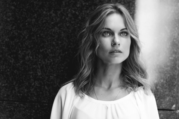 黑白特写漂亮的金发年轻女人图片下载