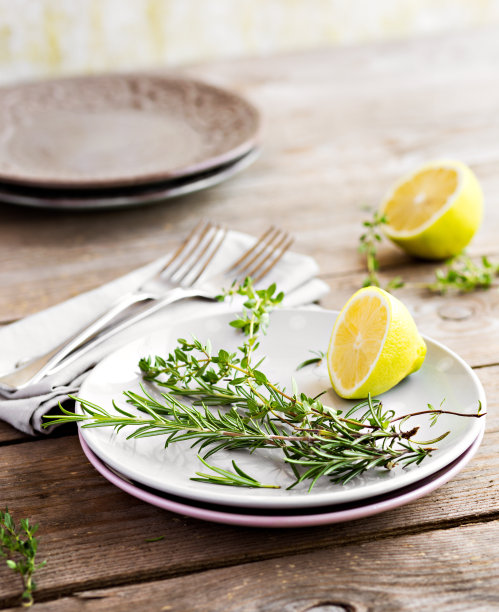 餐桌上的食物和道具图片下载