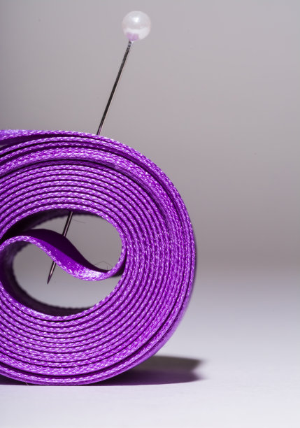 汉克丝紫色丝带与别针，特写，宏观图片下载