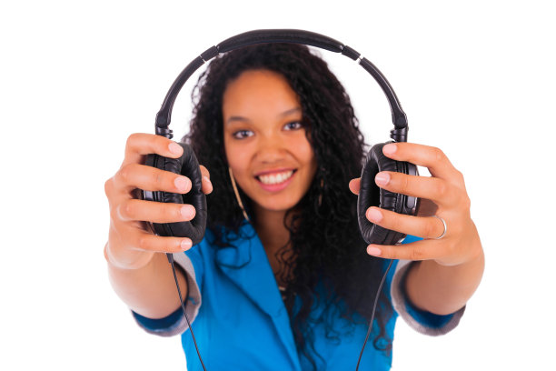 一个戴着耳机的漂亮黑人女人的肖像图片下载
