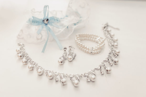 白色背景上的奢华珠宝素材图片