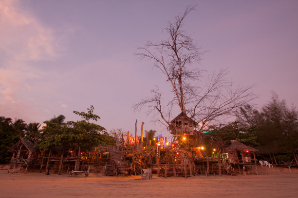 海滩上的木屋。图片下载