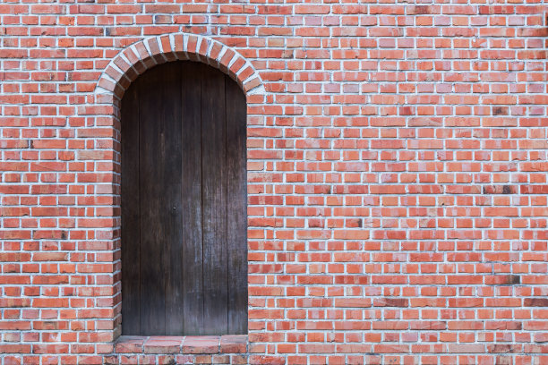 带有木门的旧砖墙。图片下载