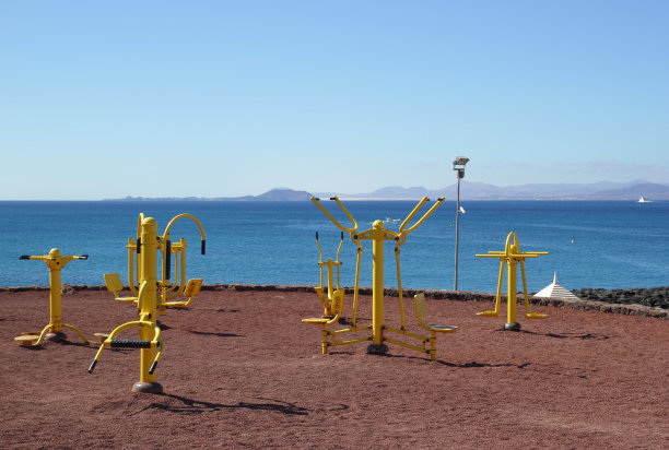 海滩上的健身房图片下载