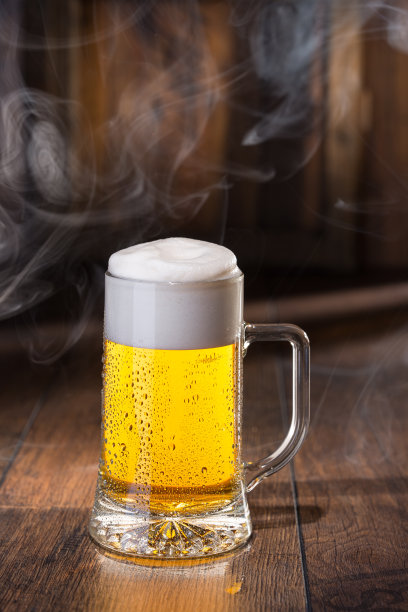 一杯带烟的冰冻啤酒图片下载