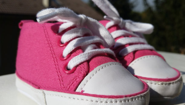 鞋子是迈出世界第一步的标志图片下载