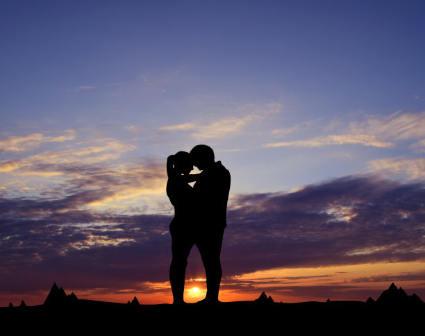 夕阳下一对夫妇的剪影图片下载