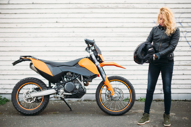 女人和摩托车图片下载