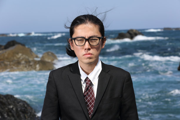 商人们站在岸边图片下载