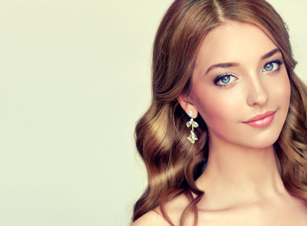 新娘的时尚发型和色彩斑斓的妆容。图片下载