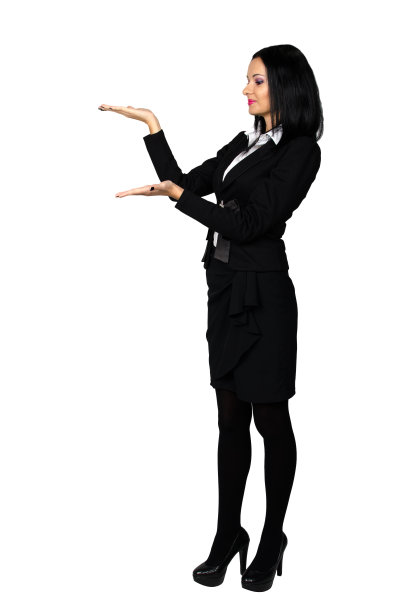 漂亮的棕发美女在看你的产品图片下载