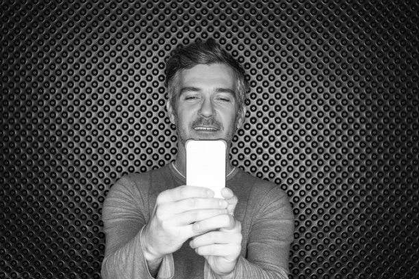 一名男子正在用手机拍照图片下载