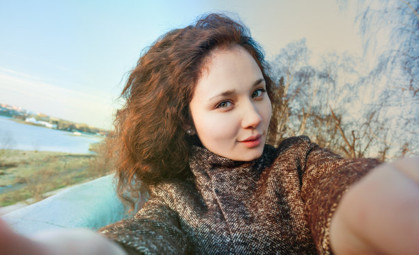 女孩用手机拍下了自己的照片图片下载